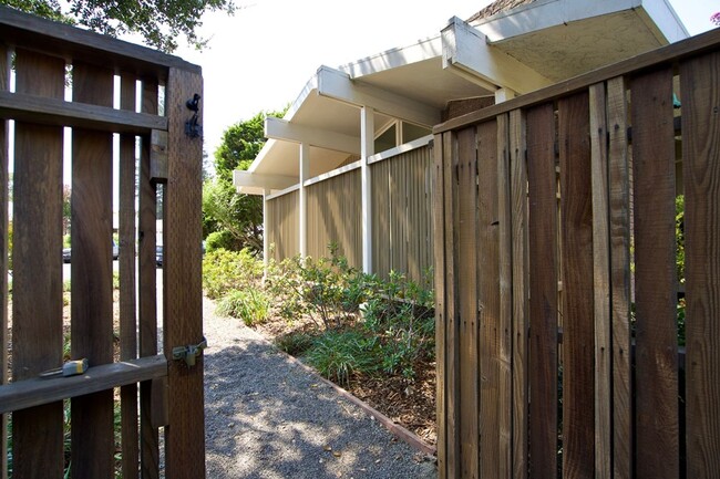 Building Photo - Beautifully Updated Four Bedroom Napa Home