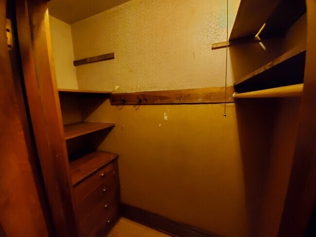 Building Photo - AVAILABLE NOW - Spread out in 3 level living!