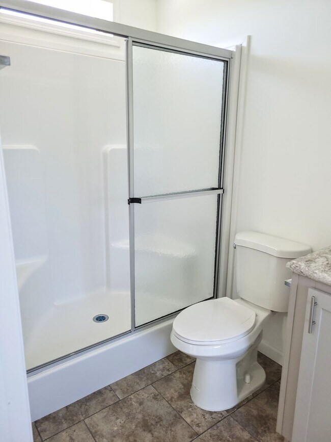 Building Photo - Centrally-Located 2-Bed/2-Bath Home, full ...