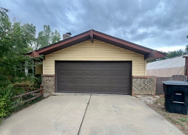 Building Photo - Great Yard, awesome deck, fantastic spot!
