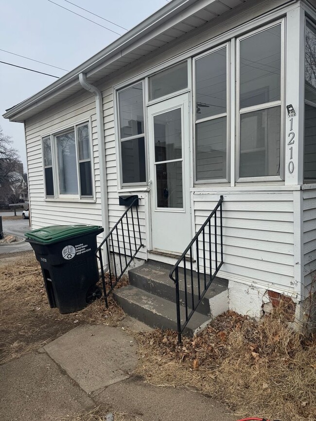 Building Photo - 2- Bedroom Home Near Omaha's Henry Doorly Zoo