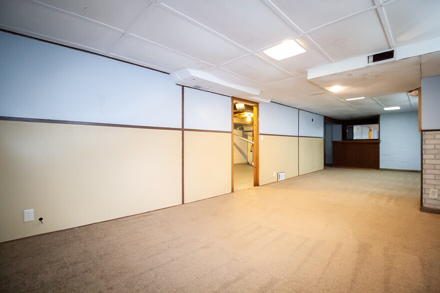 Building Photo - 2424 Lambert Dr