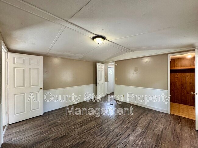 Building Photo - 137 SW Piston Glen