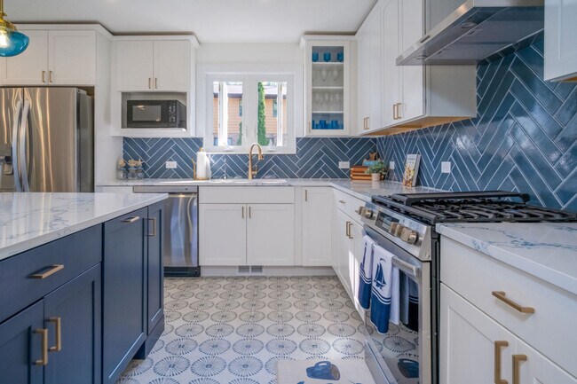 Building Photo - 184 Grand Ave