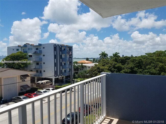 Building Photo - 1801 S Treasure Dr