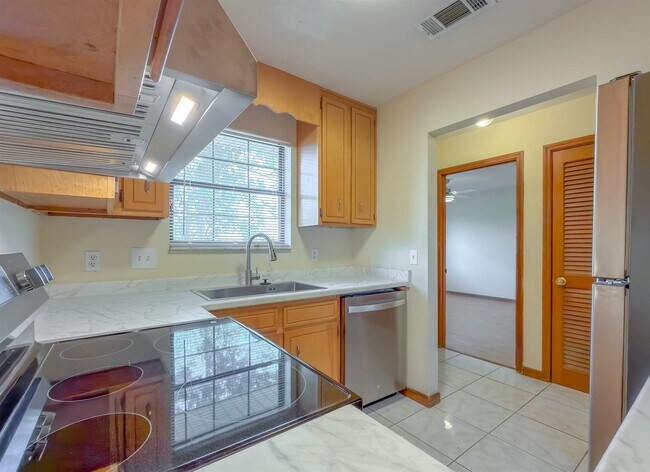 Building Photo - 1104 Greentree Ct