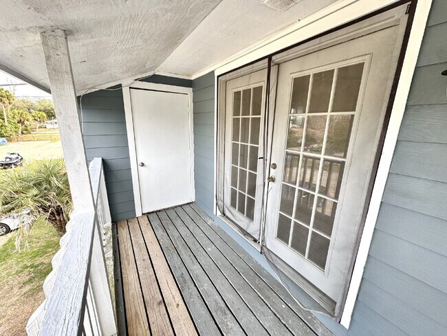 Building Photo - 2nd Floor - 2 Bedroom, 1 Bath in St. Andrews Area