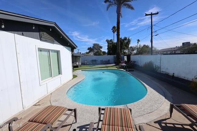 Building Photo - 1011 W Elna Rae St