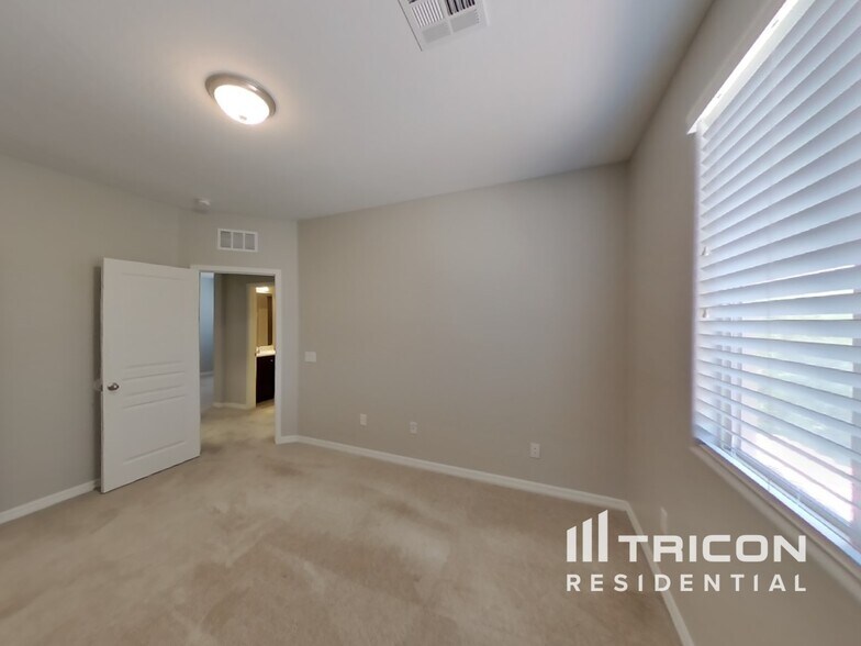 Building Photo - 10250 Copalito Dr