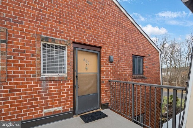 Building Photo - 606 Meadow Woods Ln