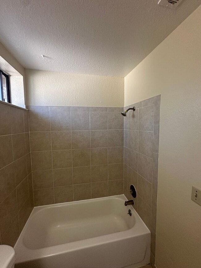 Building Photo - Beautiful & Large 2bd/ 2ba Condo