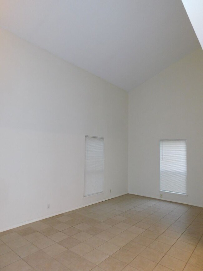 Building Photo - 8208HOOD