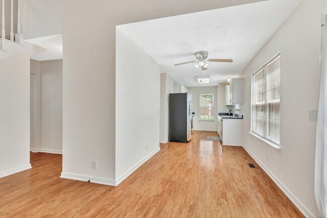 Building Photo - NEW PRICE and $500 off second full month's rent with a signed lease beginning in August!