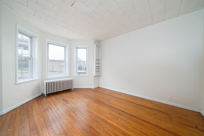 Building Photo - 313 18th St