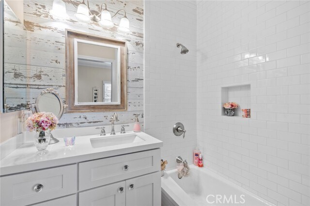 Building Photo - 92 Anjou