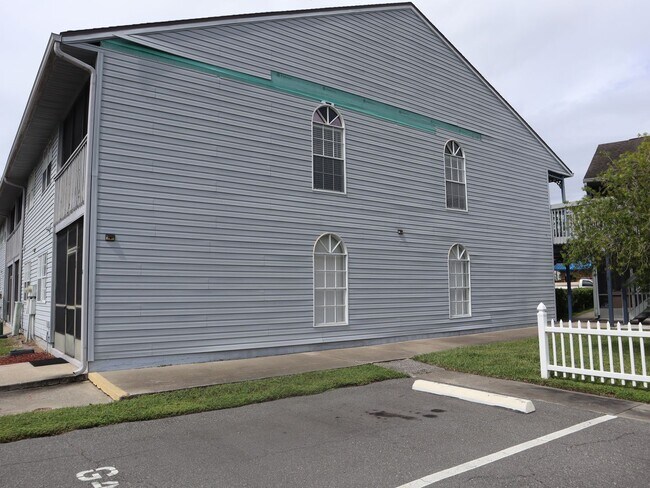 Building Photo - CONDO 2Bedroom 2 Bath MOVE IN READY CALL C...