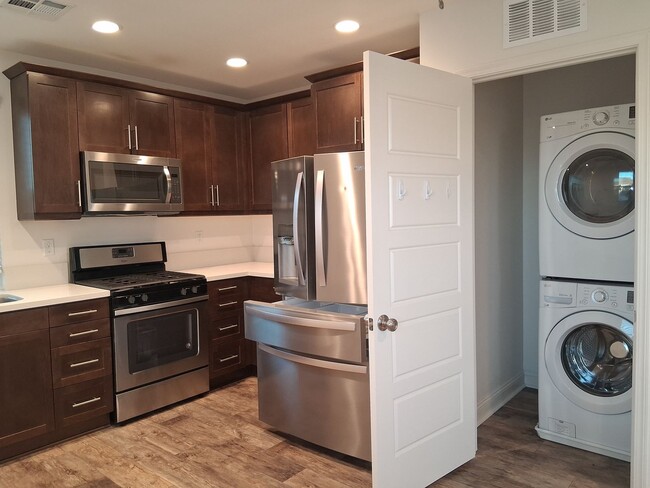 Building Photo - East end Ventura  5 Bed 5 Bath