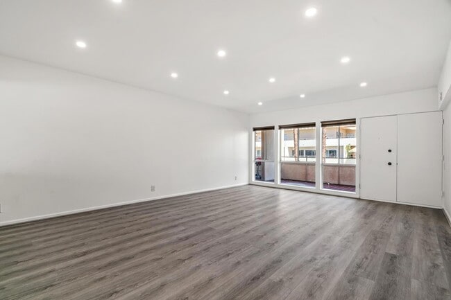 Building Photo - 277 E Alejo Rd