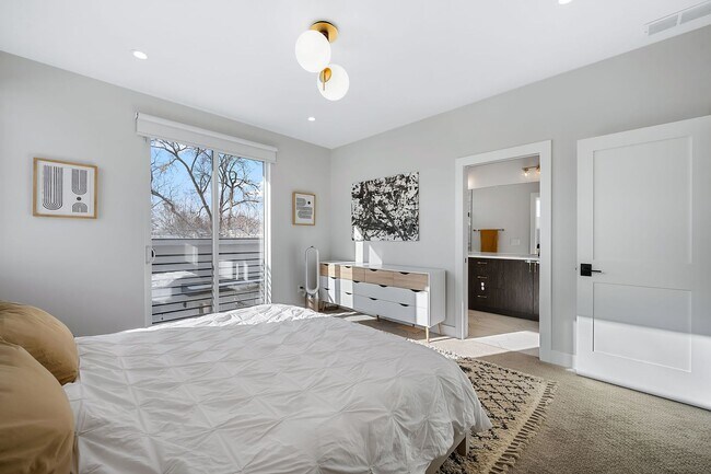 Building Photo - Modern 4BD, 4BA Home With 2-Car Garage, On...