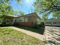 Building Photo - Cozy 2-bedroom 1-bathroom duplex Located i...