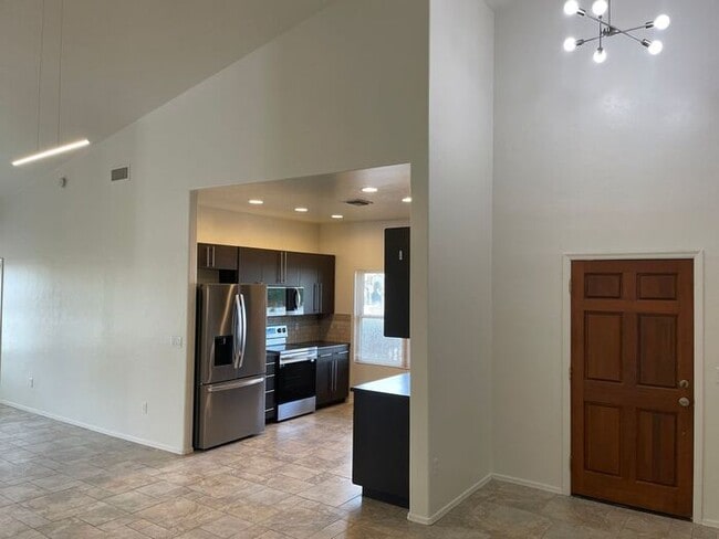 Building Photo - 3Bdm 3Ba close to U of A! must see!