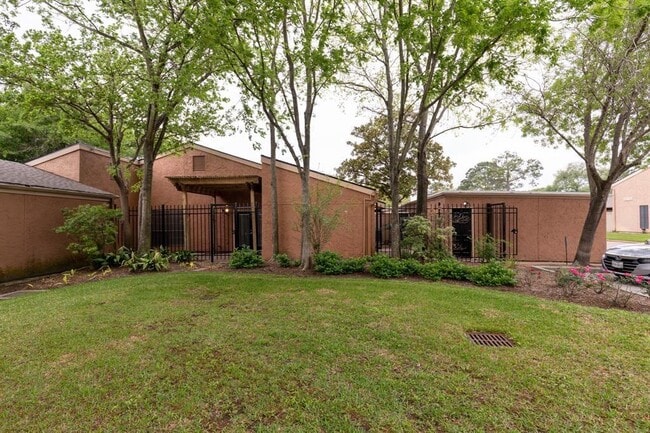 Building Photo - 2471 Briarwest Blvd