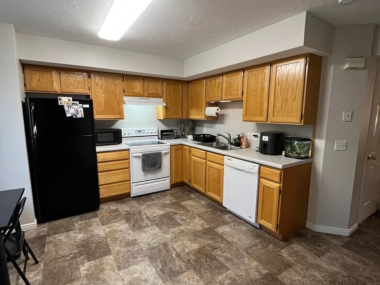 Kitchen - 3476 S 200 E