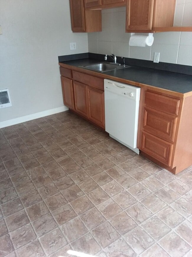 Building Photo - Clean 2 bedroom