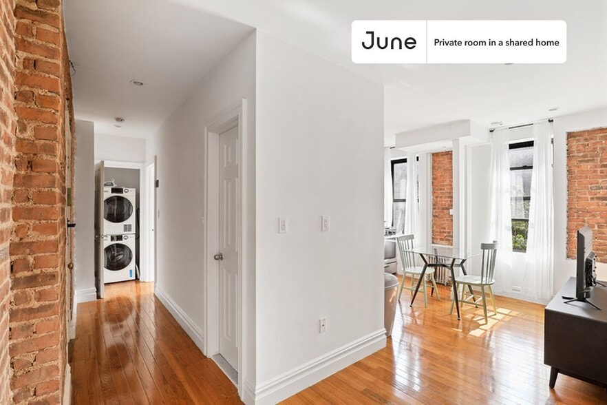 Building Photo - Private bedroom in 3 bed/2 bath Home