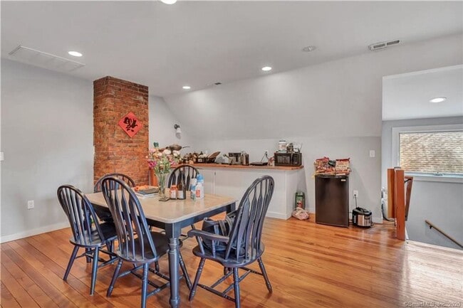 Building Photo - 122-124 Mansfield St