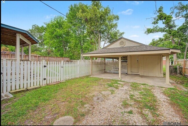 Building Photo - Vintage 3 Bedroom Home in historic University Gardens near LSU Lakes!