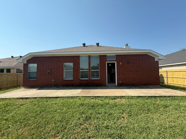 Building Photo - 3912 Silver Springs Dr