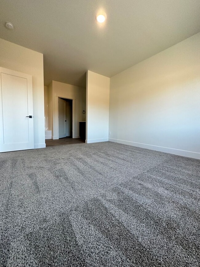 Building Photo - Gorgeous brand new build PET FRIENDLY house