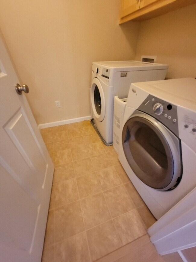 Building Photo - Gorgeous Condo in the heart of Folsom Community