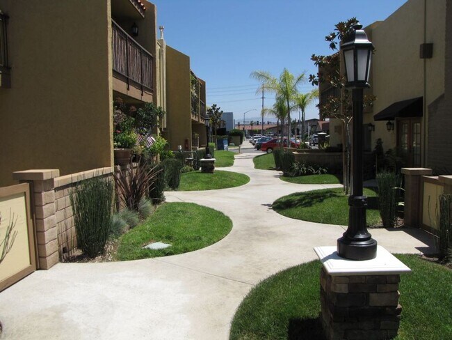 Building Photo - Downstairs 1 Bedroom Unit with Front Patio...