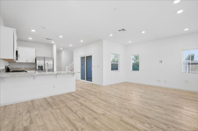 Building Photo - 1229 Rojo St