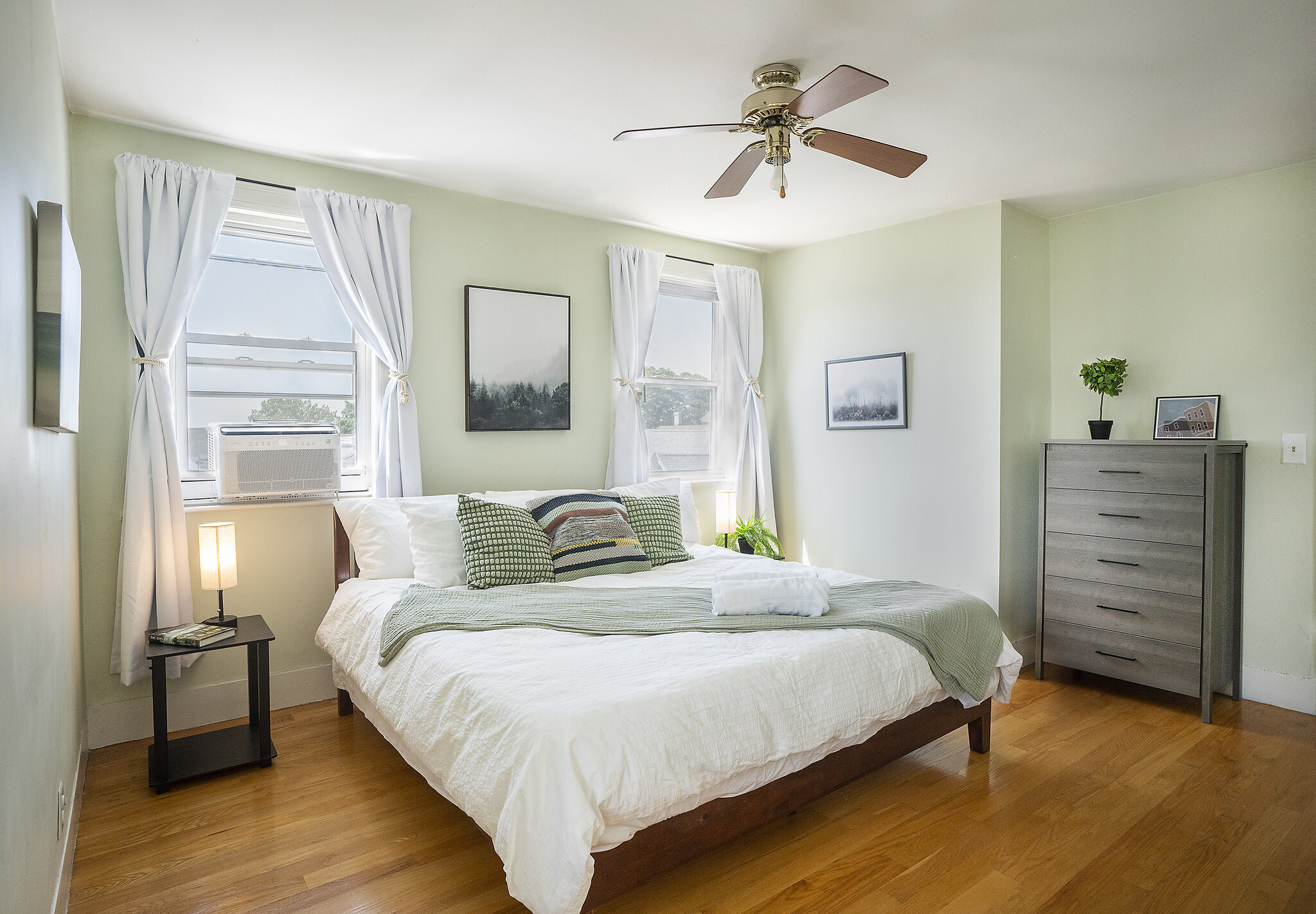 Bedroom 1, King Bed - 18 Magnolia Sq