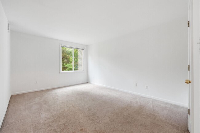 Building Photo - 5578 Burnside Dr