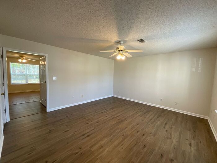 Building Photo - 1608 Hallmark Hills Dr