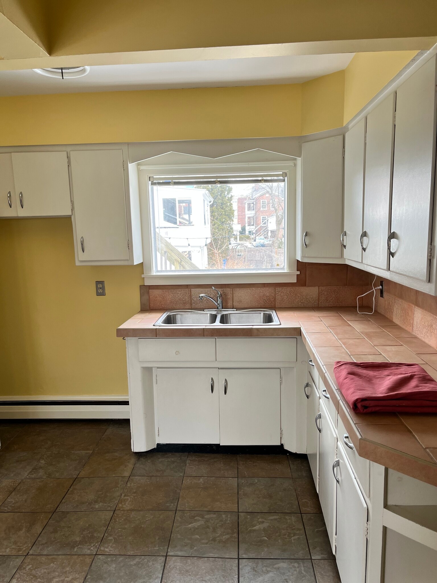 Large kitchen - 114 Buell St