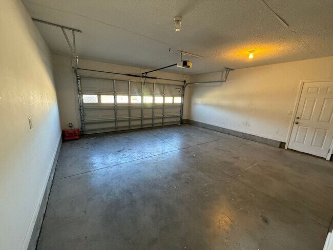 Building Photo - 3 bedroom, 2 bath House