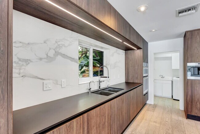 Building Photo - 1026 Seasage Dr