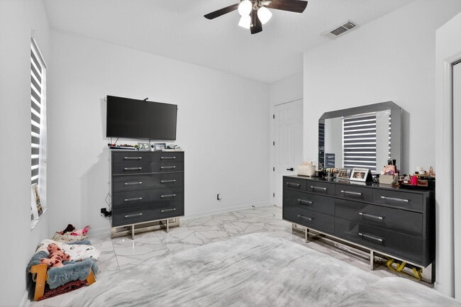 Building Photo - 416 SW Horseshoe Bay