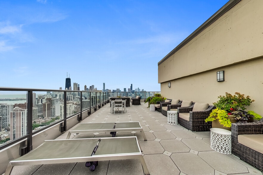 Building Photo - 1660 N La Salle Dr