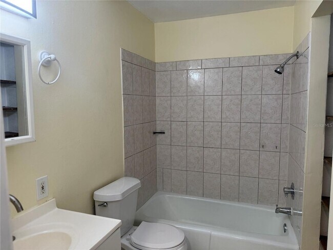 Building Photo - 231 Amherst Ave