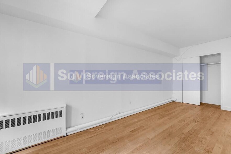 Building Photo - 425 E 80th St