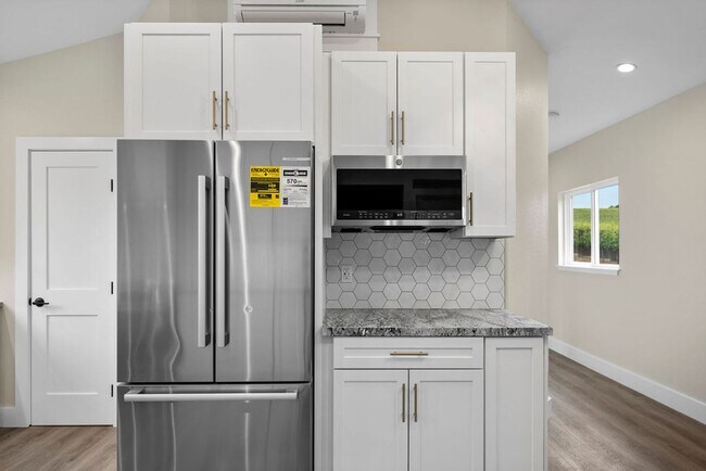 Building Photo - 2 bedroom 2 bath with one car garage on a gated property surrounded by vineyard views Water and S...