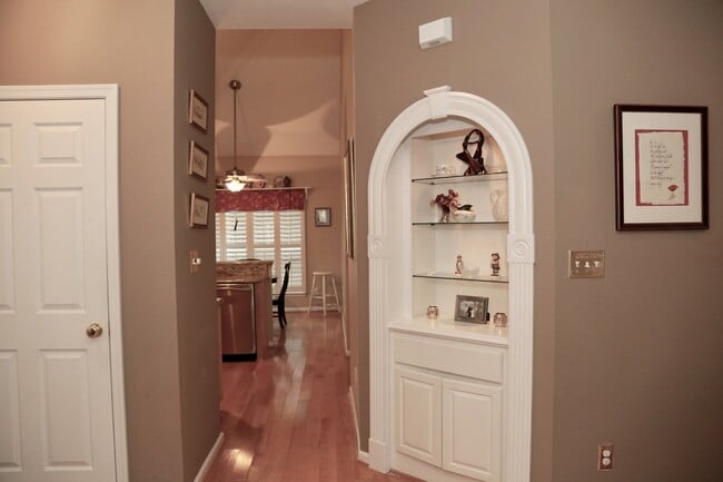 Building Photo - Available in August!  3 Bedroom 2 1/2 Bath...