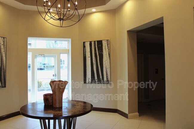 Building Photo - 1321 Karen Blvd