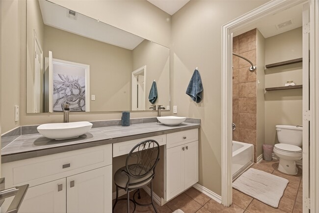 Building Photo - 171 E Lansdowne Cir